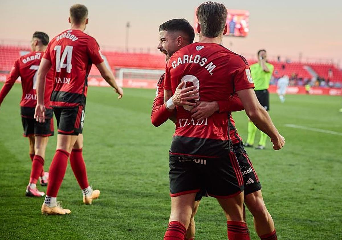 Carlos Martín celebra el gol con sus compañeros.