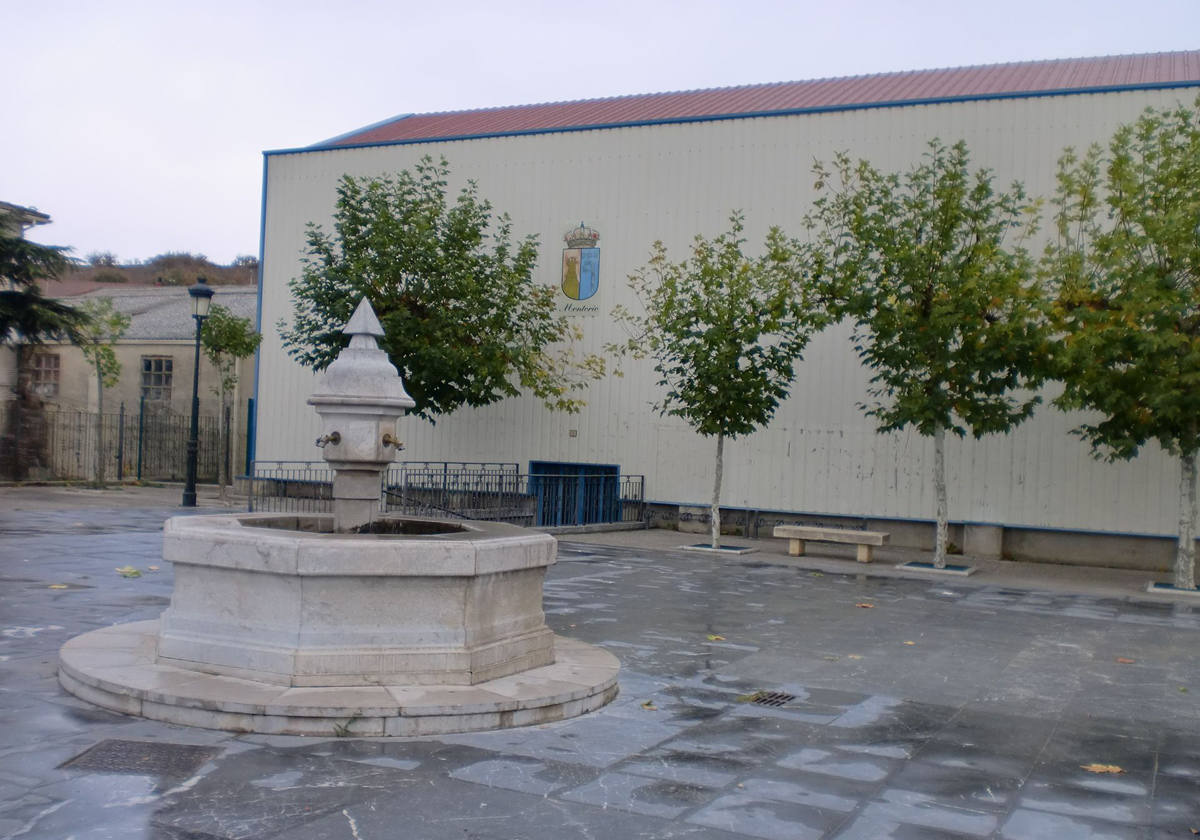 Imagen secundaria 1 - Consultorio de Montorio, polideportivo municipal y plaza de la localidad. 