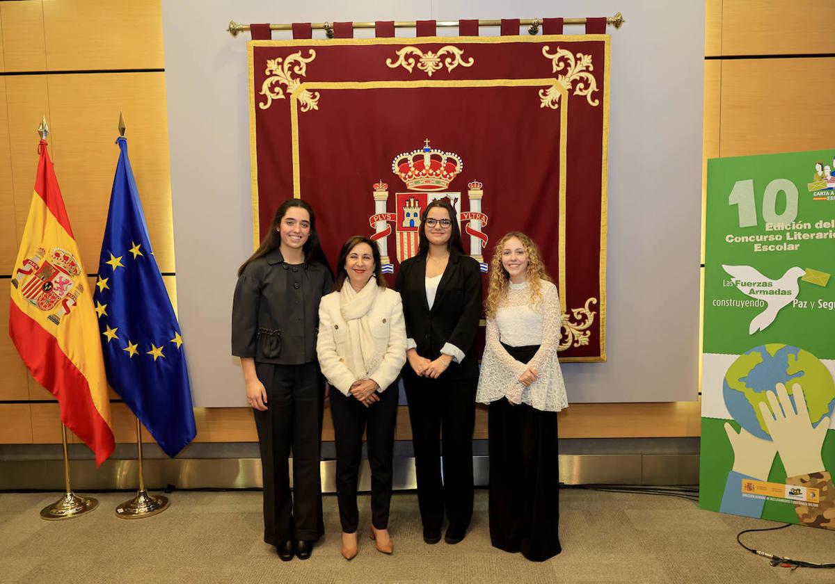 Ganadoras del concurso con la Ministra de Defensa, Margarita Robles.