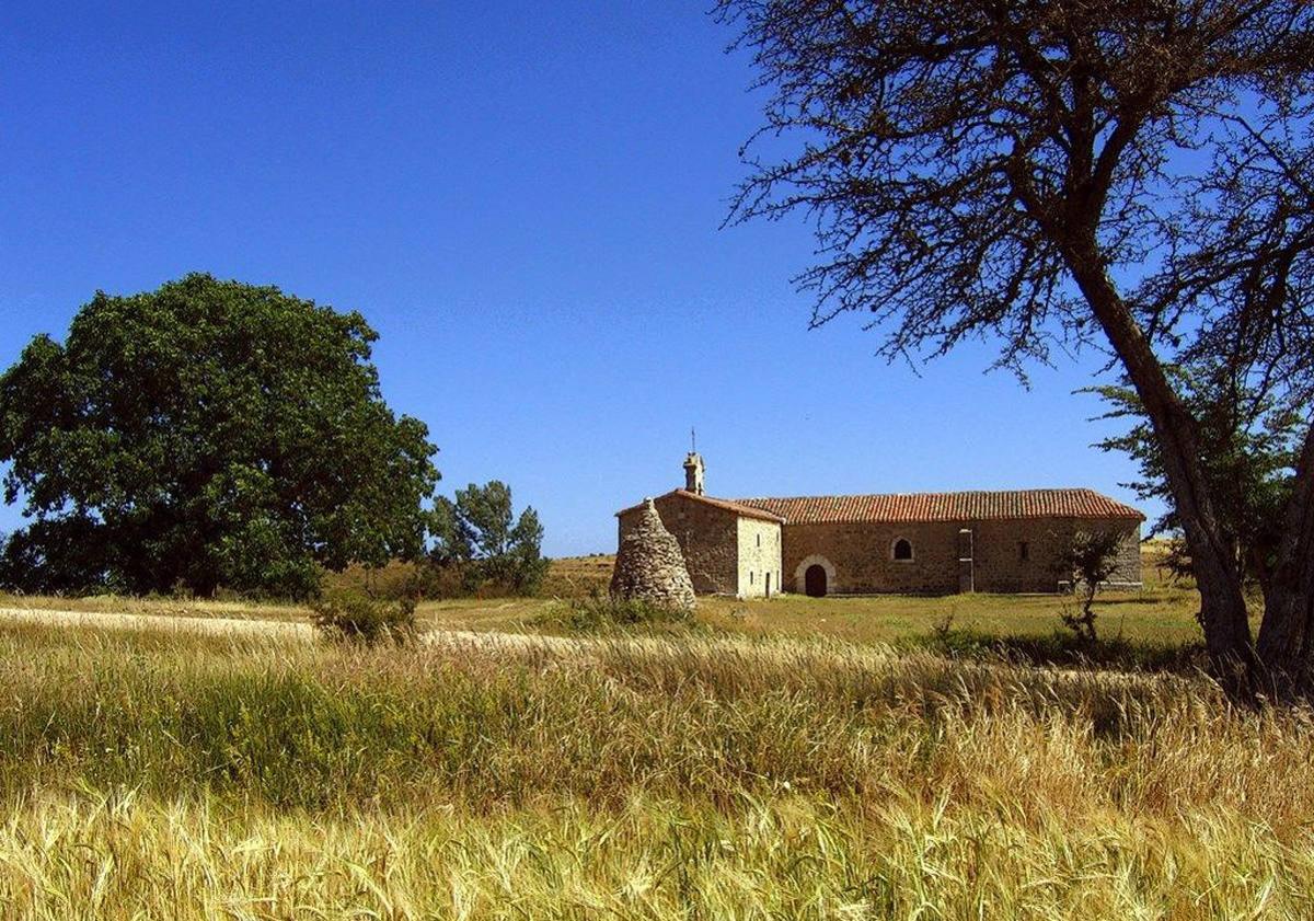 Imagen principal - Ermita de Montorio, parque infantil e iglesia.