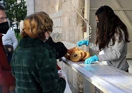 Reparto de panecillos de San Lesmes en 2021.