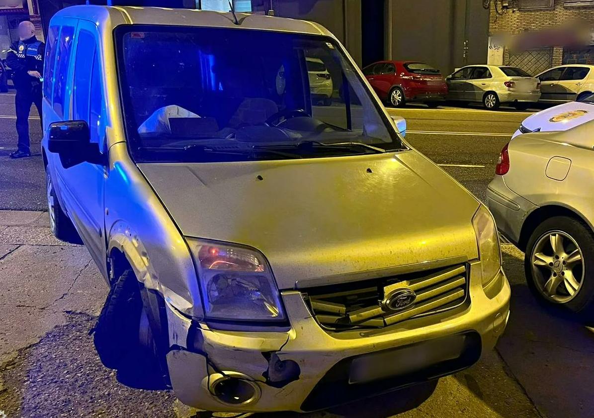 El accidente provocó daños en varios coches.