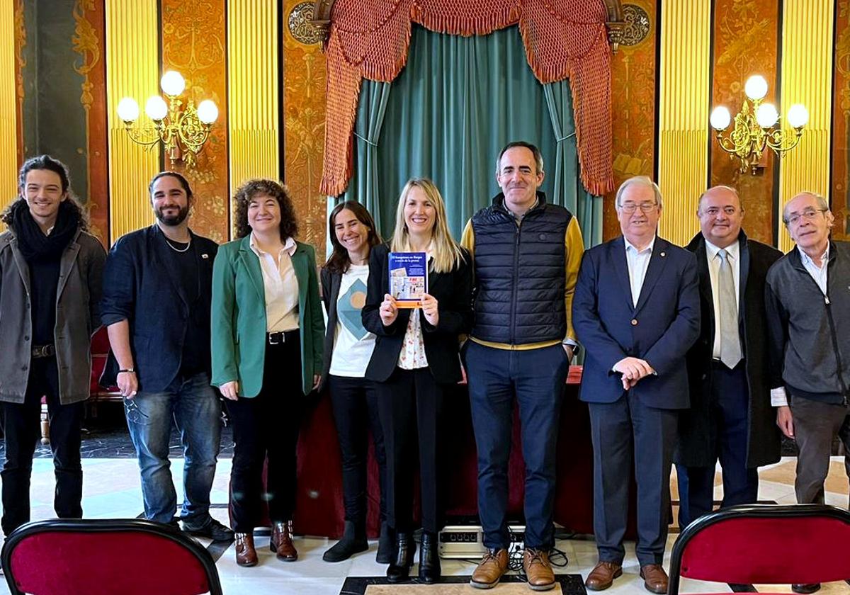 La presentación del libro tuvo lugar dáis atrás.