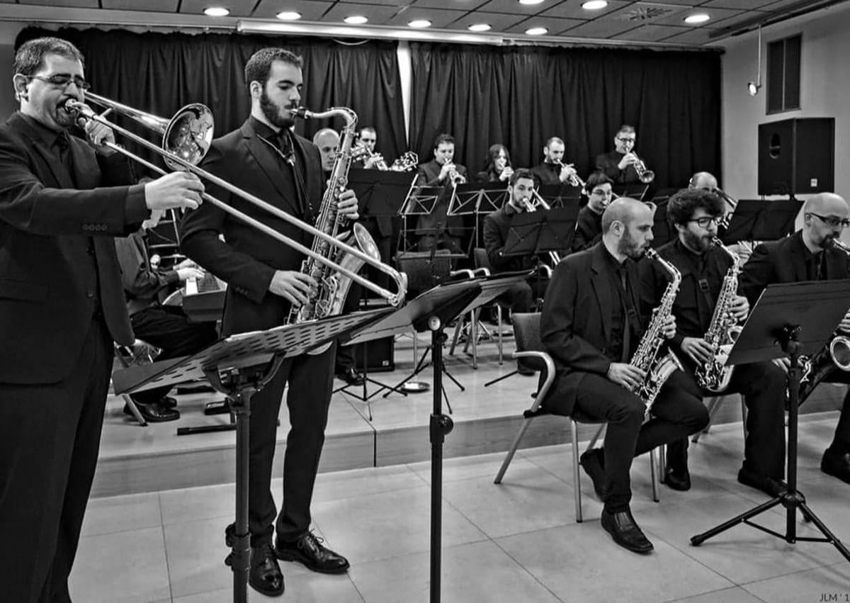 Imagen secundaria 1 - Arriba, Jazzbana Ensemble; abajo, la Big Band Burgos y a su derecha, Los Fumeros. 