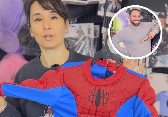 Esther, de Disfraces Gilmar, con el disfraz de Spiderman. En el círculo, Roberto Alcalde, promotor de la iniciativa y de 'Sonrisas de cartón'.