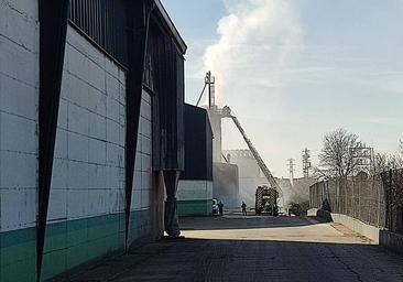 Susto en Villalonquéjar por un incendio en el exterior de Fertiberia