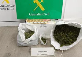 Marihuana y dinero aprehendido.