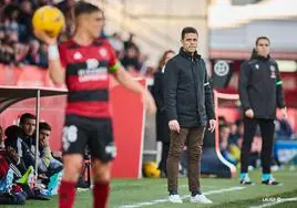 El entrenador del CD Mirandés, Alessio Lisci, en la banda de Anduva este sábado