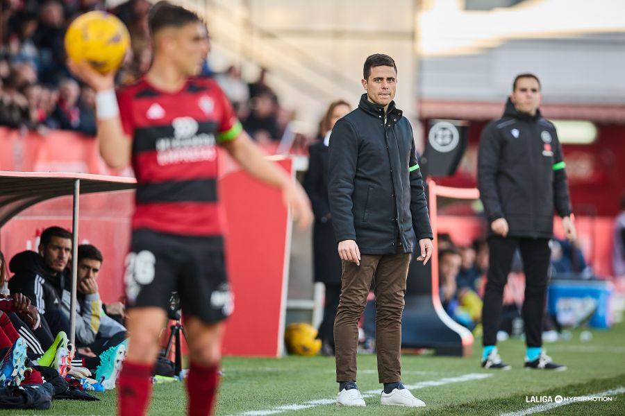 El entrenador del CD Mirandés, Alessio Lisci, en la banda de Anduva este sábado