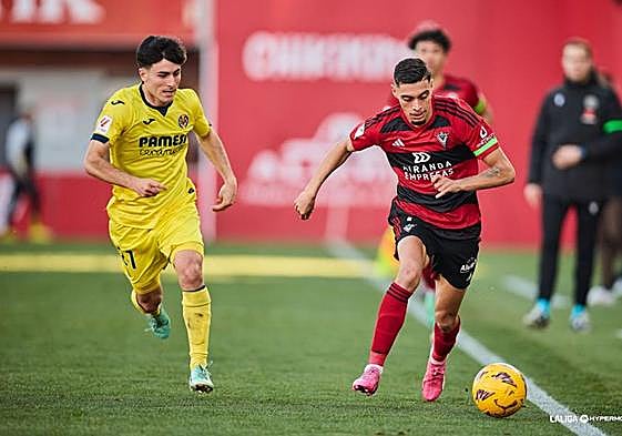 Gabri Martinez se lleva el balón por la banda de Anduva