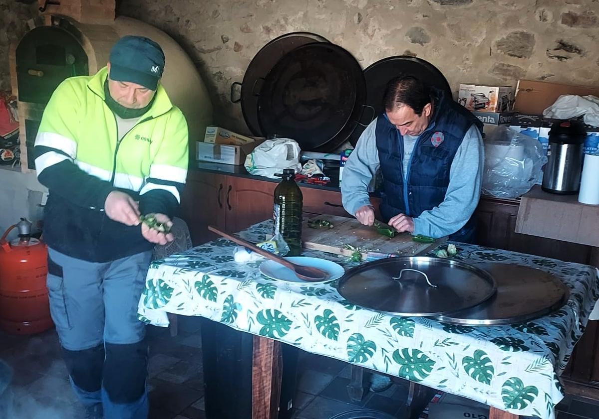 Imagen principal - Actividades en el pueblo para celebrar este día en unión. 