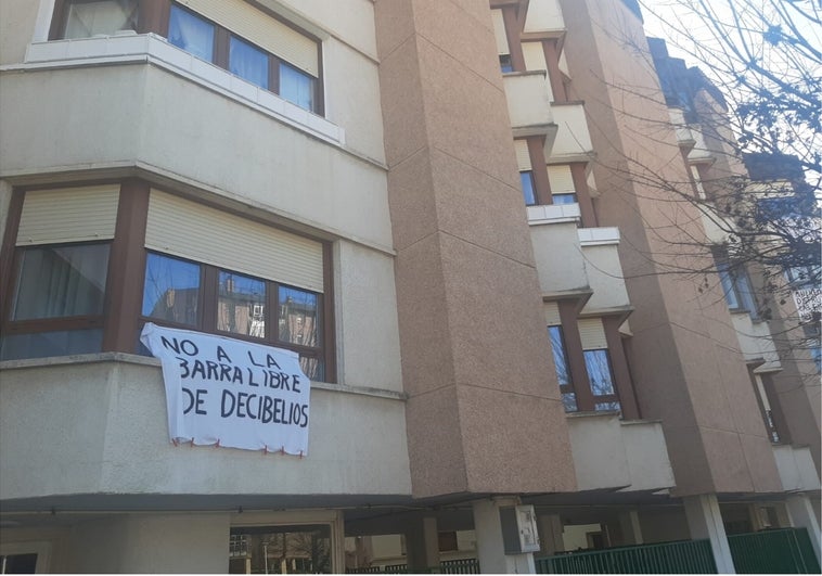 Los vecinos de la calle Cantabria han colgado diversas pancartas en señal de protesta