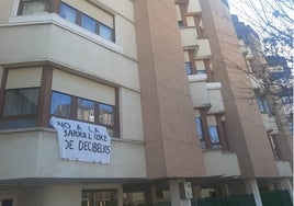 Los vecinos de la calle Cantabria han colgado diversas pancartas en señal de protesta