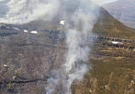 Vista aérea del incendio de Espinosa durante estos días de fuegos.