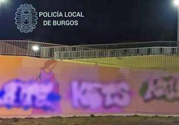 Sorprendidos cuatro jóvenes vandalizando un mural en la zona de El Crucero