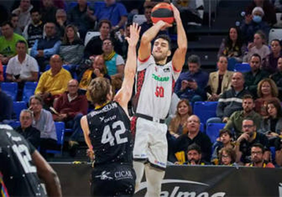 Jacobo Díaz lanza a canasta con su anterior equipo el Covirán Granada de la Liga Endesa.