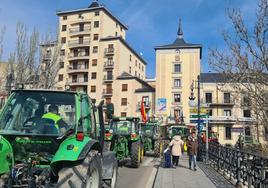 Tractorada por el puente de Aranda este martes.