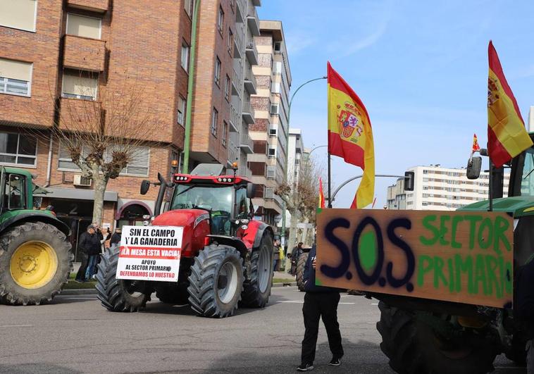 Los tractores llegan a la Glorieta de Bilbao para concentrarse ante la delegación territorial de la Junta en Burgos