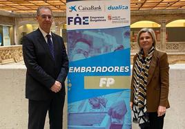 La Directora Territorial de CaixaBank Dualiza en Castilla y León, Belén Martín, junto a Miguel Ángel Benavente, presidente de FAE, tras la renovación del programa.