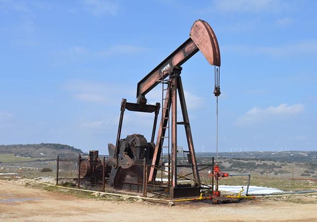 Caballito para la extracción de petróleo en Ayoluengo.