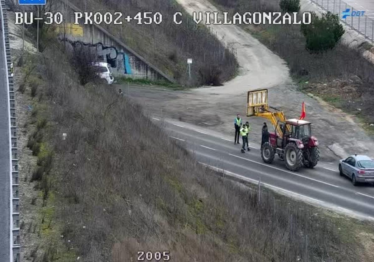 Los tractores colapsan la calle Vitoria en Burgos.