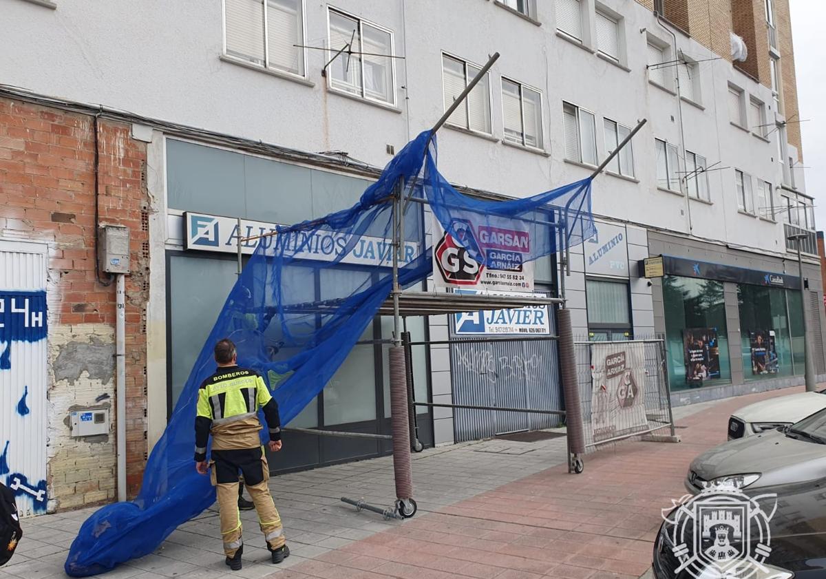 Imagen principal - Actuaciones de los Bomberos de Burgos por las rachas de viento. 