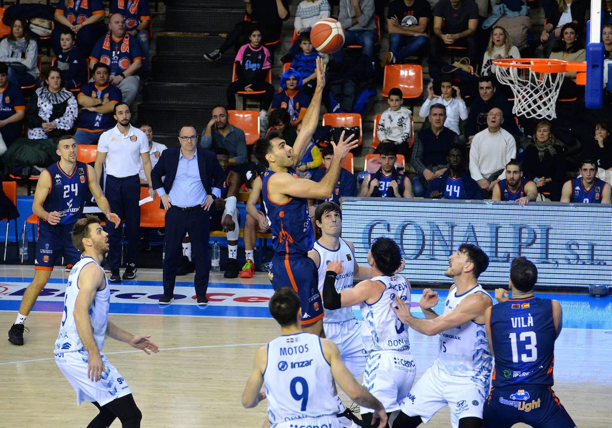 Encuentro entre el Tizona Burgos y el Guuk Gipuzkoa Basket.