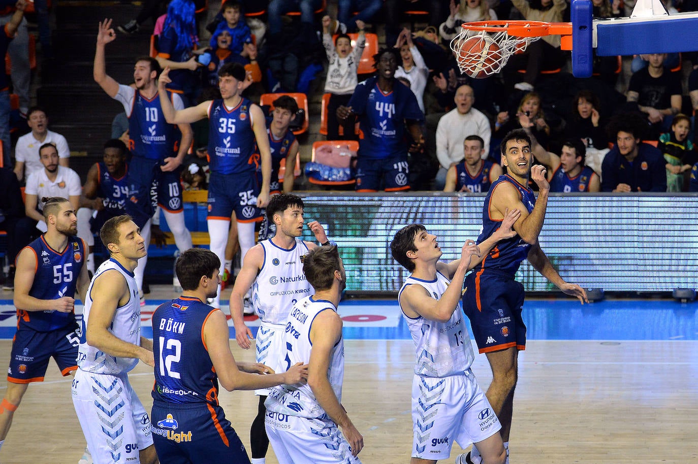 Golpe en la mesa del Tizona Burgos frente al Guuk Gipuzkoa Basket