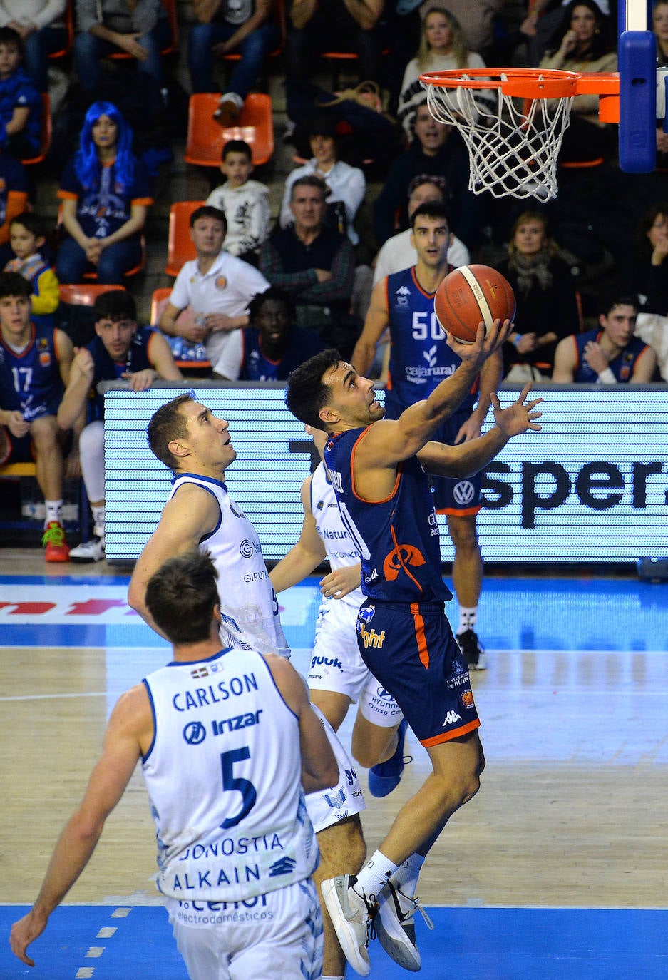 Golpe en la mesa del Tizona Burgos frente al Guuk Gipuzkoa Basket