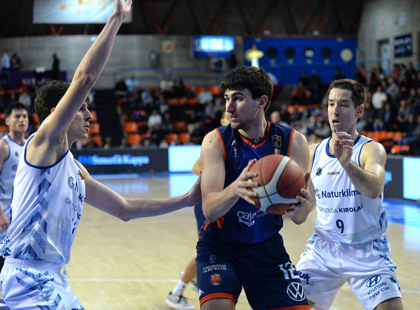 Golpe en la mesa del Tizona Burgos frente al Guuk Gipuzkoa Basket