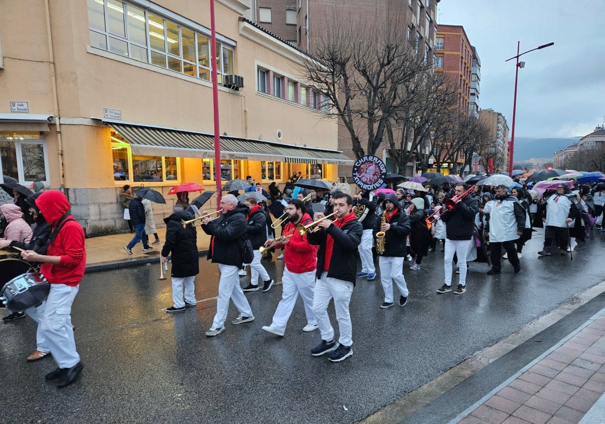 Imagen principal - La música animó el desfile