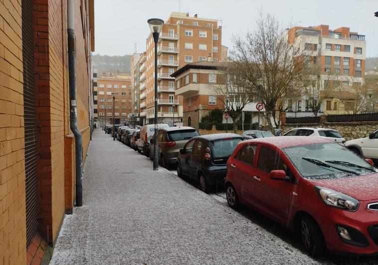 La granizada ha llenado de hielo las calles en apenas unos minutos.