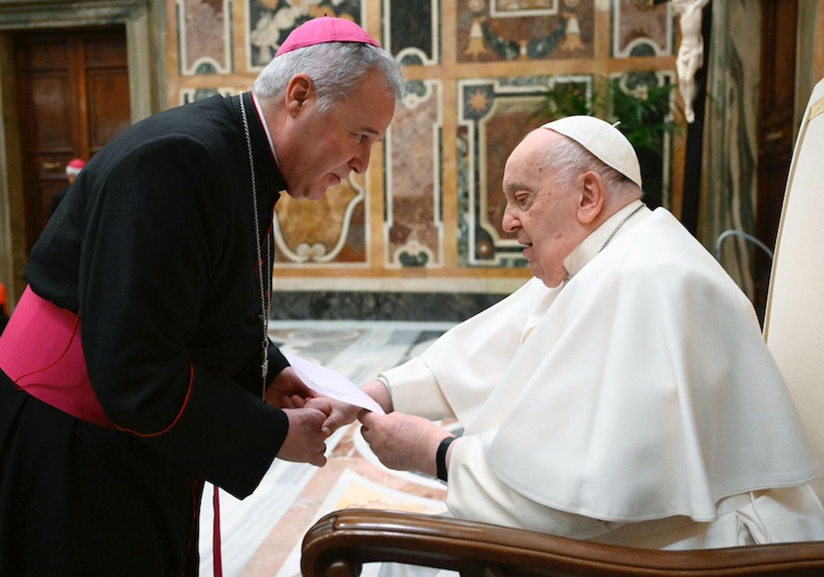 Mario Iceta entrega la carta de los seminaristas al Papa Francisco.