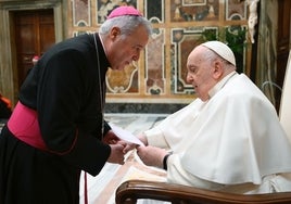 Mario Iceta entrega la carta de los seminaristas al Papa Francisco.