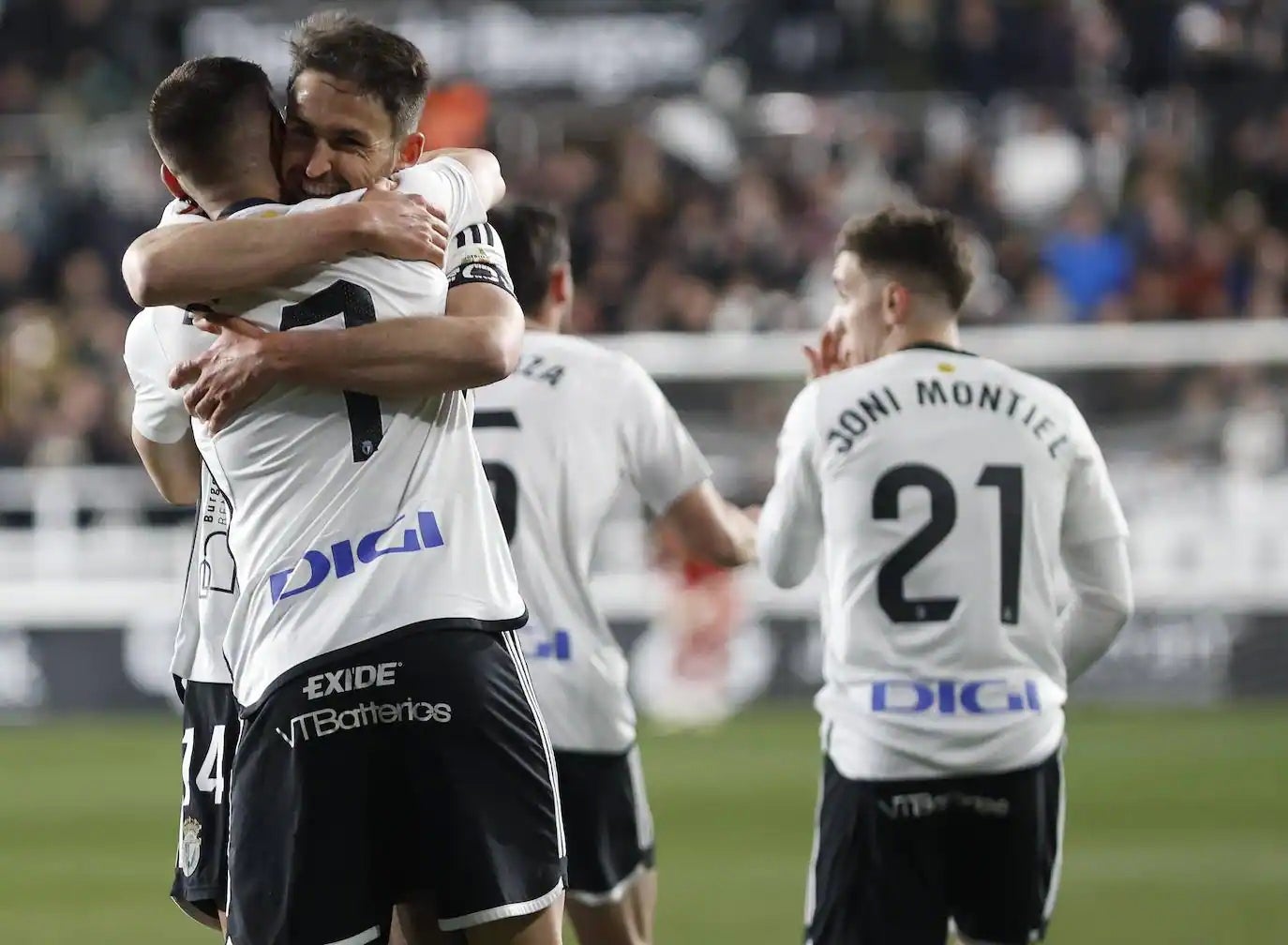 Elgezabal y Dani Ojeda se abrazan en la celebración de uno de los goles..