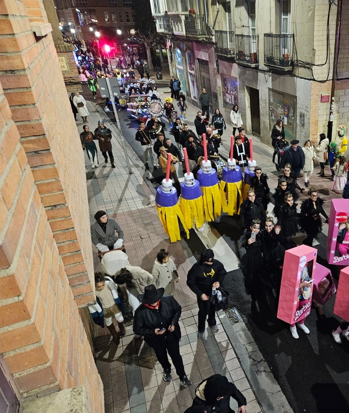 Imagen secundaria 2 - La originalidad brilló en el desfile del sábado