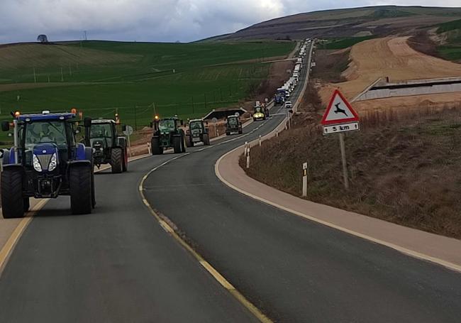 Retenciones provocadas por una marcha lenta de tractores en la N-120 a la altura de Belorado.