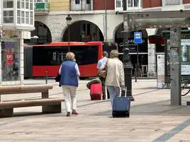 Varias personas portan sus maletas por el centro de Burgos