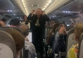 El coro de Fuentearmegil canta en el avión.