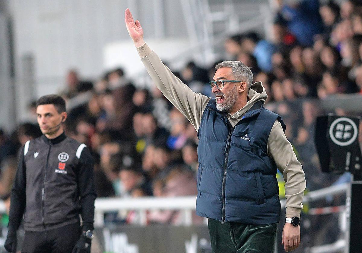 Jon Pérez Bolo, dirigiendo un partido en El Plantío.