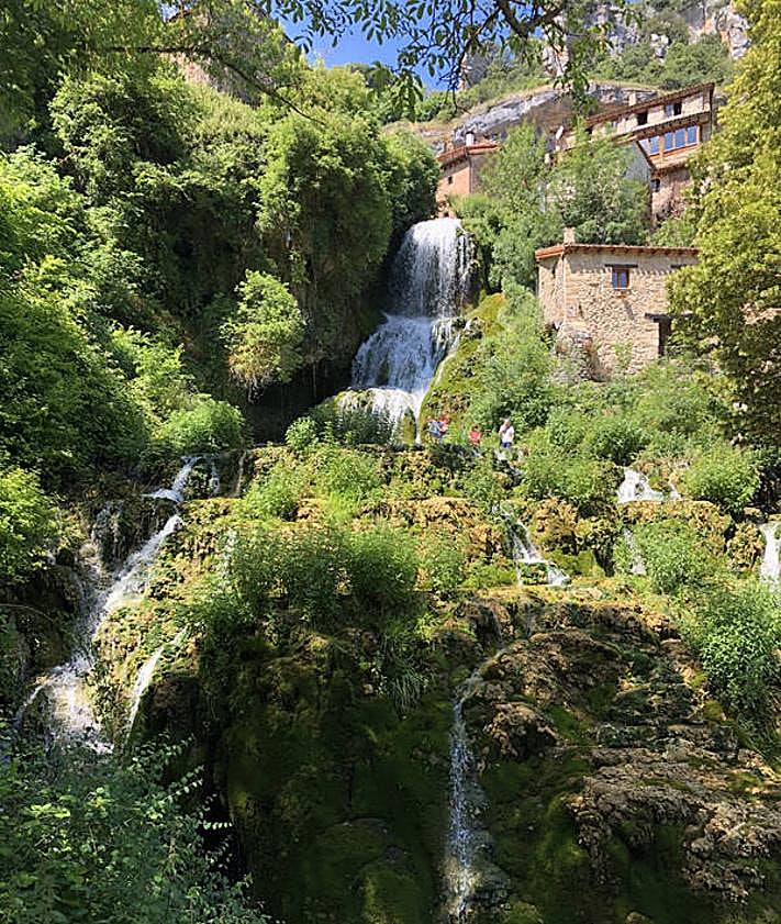Imagen secundaria 2 - En la fotografía superior, Cascada de Sedano; Beso del Camello, en Orbaneja del Castillo y Cascada Orbaneja.