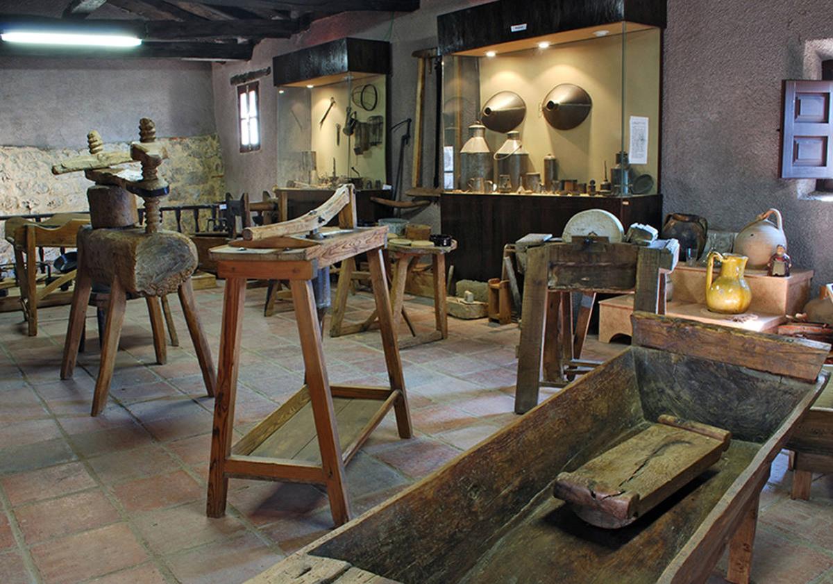 Imagen principal - Arriba, Museo Etnográfico; vista del castillo de Castrojeriz y soportales de la Plaza Mayor.