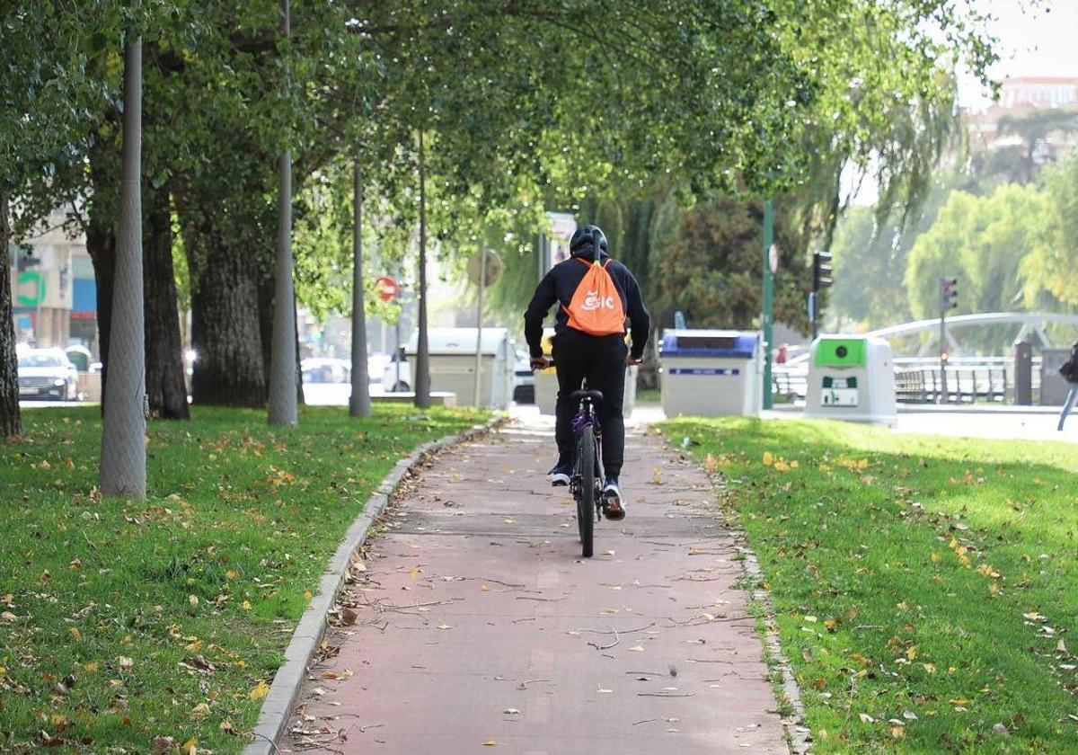 Ciclista en el carril bici de Burgos.