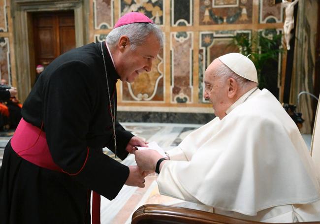 Monseñor Mario Iceta Gavicagogeascoa en su visita al Papa Francisco, el 8 de febrero.