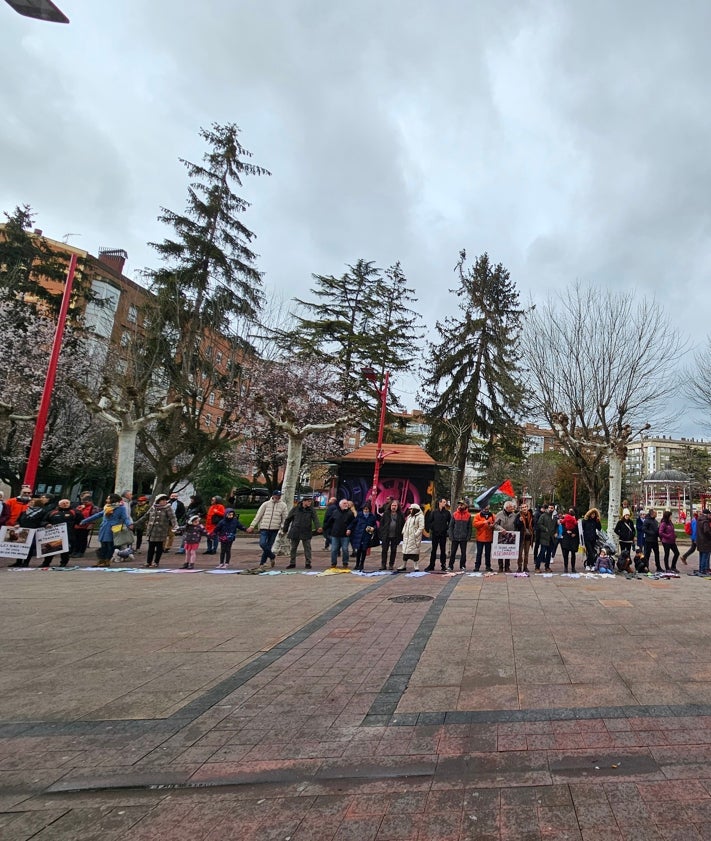 Imagen secundaria 2 - Los manifestantes han exhibido consignas antibelicistas