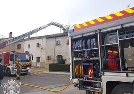 Los Bomberos de Burgos actúan en un incendio en el pueblo de Las Quintanillas con su vehículo en altura.