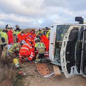 Excarcelan a una menor atrapada en el vuelco de un bus escolar en Burgos