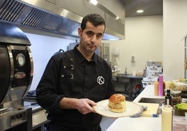 Juan Villamor es el artífice de la hamburguesa del Kresta