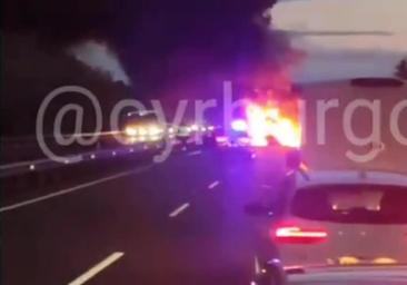 Una protesta agraria con incendio de neumáticos corta la A-1 en Burgos