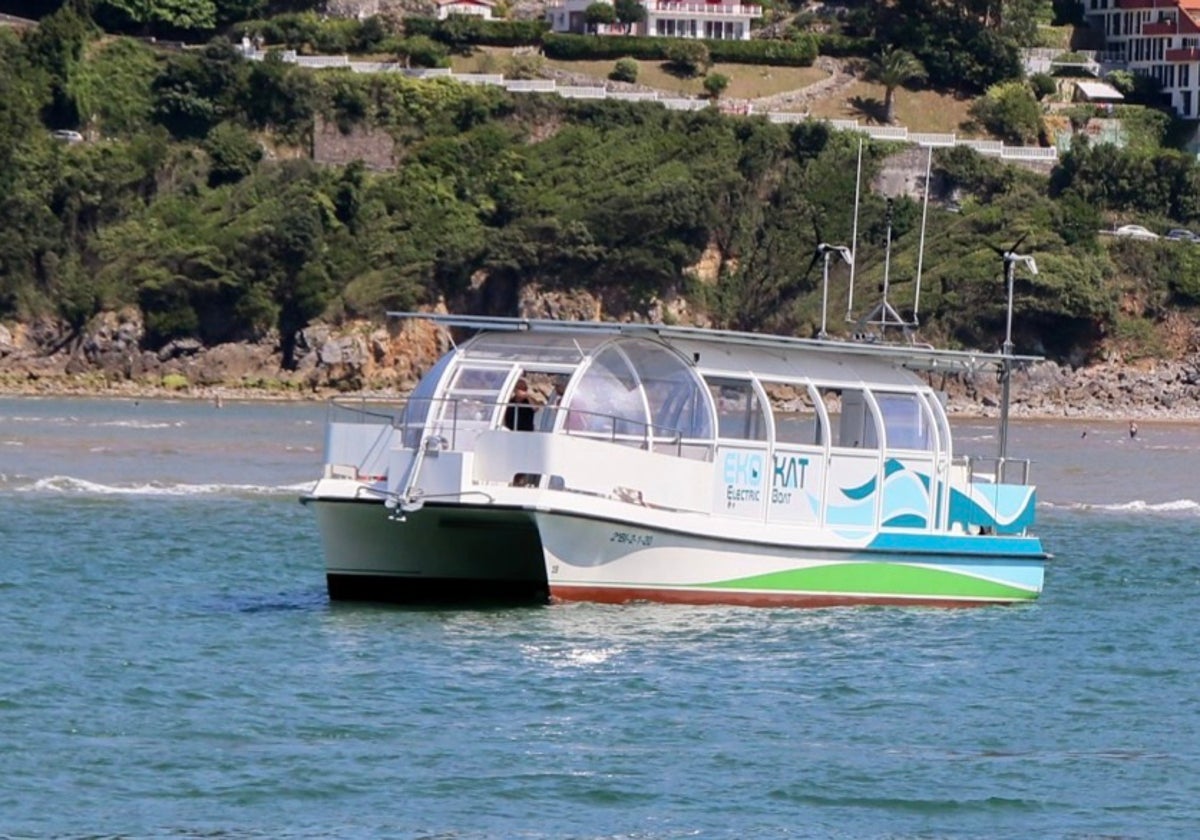 Un barco electrosolar como el de la fotografía navegará por el embalse de Sobrón.